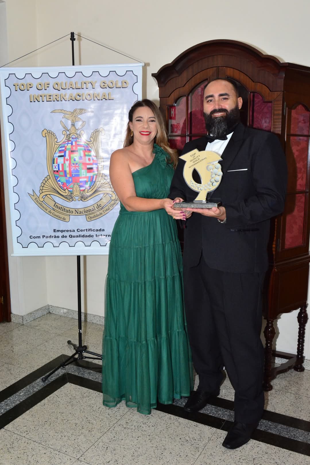 Saulo e Flávia recebendo o prêmio Top of Quality Gold Internacional 2025